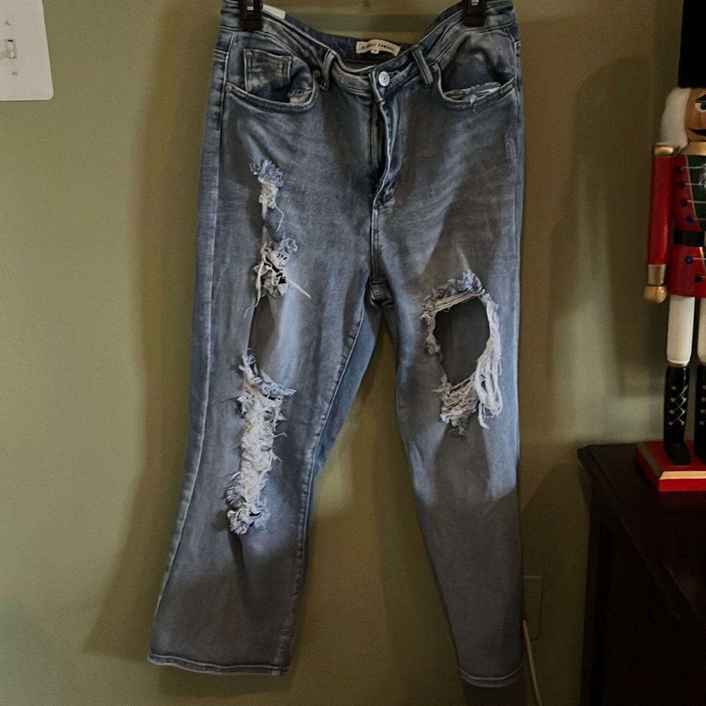 Almost Famous Juniors Light Wash Wide Leg Ripped Jeans. Size 7.